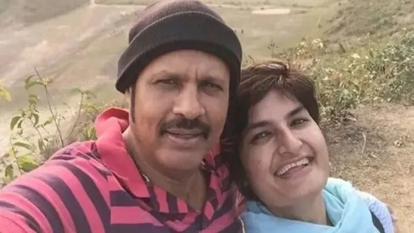 স্বামীসহ সাংবাদিক মুন্নী সাহার দেশত্যাগে নিষেধাজ্ঞা 