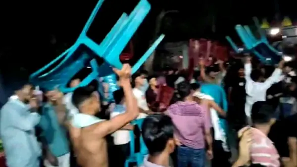 ‘তাণ্ডব’ দেখতে গিয়ে সিনেমা হলে দর্শকদের তাণ্ডব