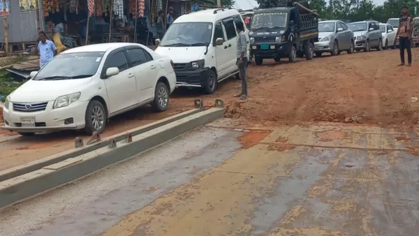 রাজবাড়ীর দৌলতদিয়া ঘাটে যাত্রীদের চাপ বাড়লেও নেই ভোগান্তি 