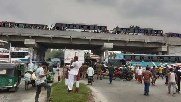 যমুনা সেতুর ওপর গাড়ি বিকল, ৫ কিলোমিটার যানজট