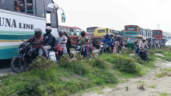 যমুনা সেতুতে ১৮টি গাড়ি বিকল, ঢাকার পথে ৩০ কিমি যানজট