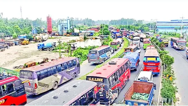 যমুনার দুপারে ৩০ কিমি জটে সীমাহীন দুর্ভোগ