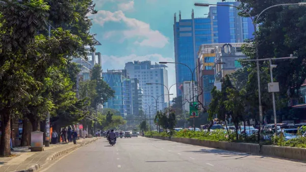 ঢাকার বায়ু সহনীয়, দূষণের শীর্ষে দুবাই