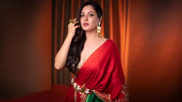 পূজার বিরুদ্ধে অপহরণের অভিযোগ