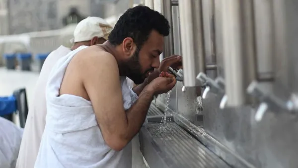 জমজমের পানি যেভাবে পান করা সুন্নত