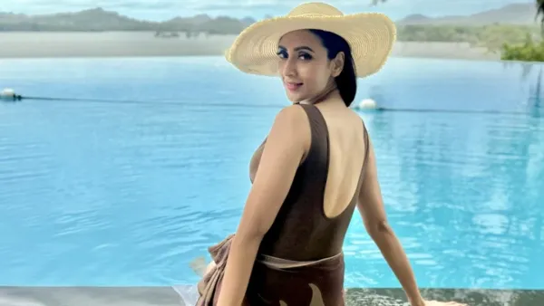 শ্রীলংকায় কী করছেন মিম