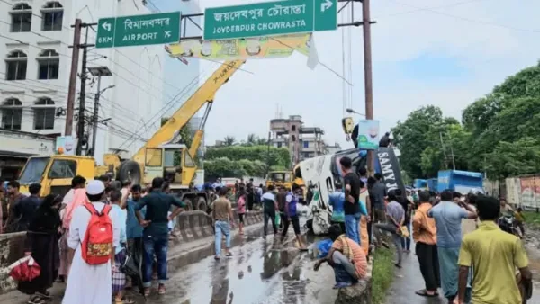 টঙ্গীর উড়াল সেতু থেকে উল্টে গেল বাস, তীব্র যানজট
