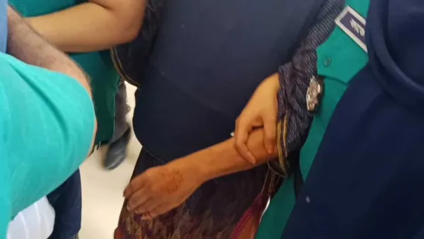 মেহেদী রাঙা হাতে আদালতে হাস্যোজ্জ্বল তুরিন আফরোজ 