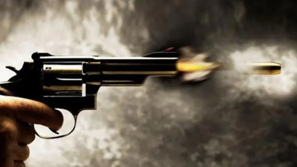 পল্টনে মাদক কারবারিদের গুলিতে ২ ডিবি পুলিশ আহত, ঢামেকে ভর্তি