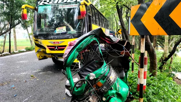 বাস-অটোরিকশার মুখোমুখি সংঘর্ষে প্রাণ গেল দুইজনের