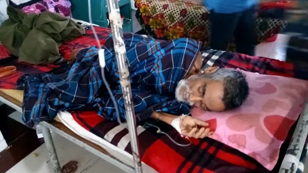 বৃদ্ধের রক্তের গ্রুপ ‘ও’ পজেটিভ, স্বাস্থ্যকর্মী পুশ করলেন ‘এবি’ পজেটিভ