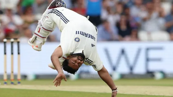 ধোনিকে ছাড়িয়ে ‘ডিগবাজি’ পান্তের, অ্যাম্বুলেন্স রাখতে বললেন গাভাস্কার