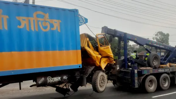 টাঙ্গাইলে দাঁড়িয়ে থাকা ট্রাকে কাভার্ডভ্যানের ধাক্কায় নিহত ১