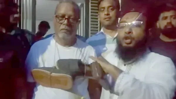 সাবেক সিইসি নুরুল হুদাকে জুতাপেটা করে পুলিশে দিল জনতা