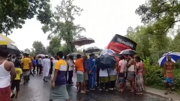 একটি মিনিবাস কেড়ে নিল বাবা ও মেয়ের প্রাণ