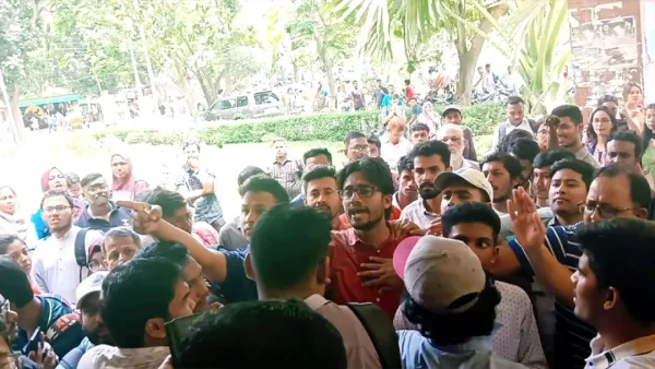 কমনওয়েলথ প্রতিনিধি দলকে আটকে জাবি শিক্ষার্থীদের আন্দোলন