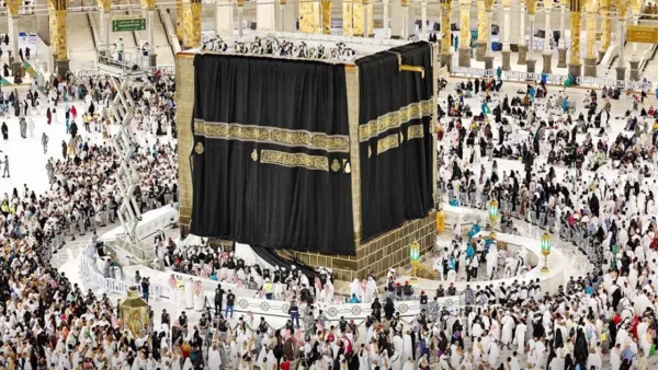 পরিবর্তন করা হচ্ছে কাবার গিলাফ