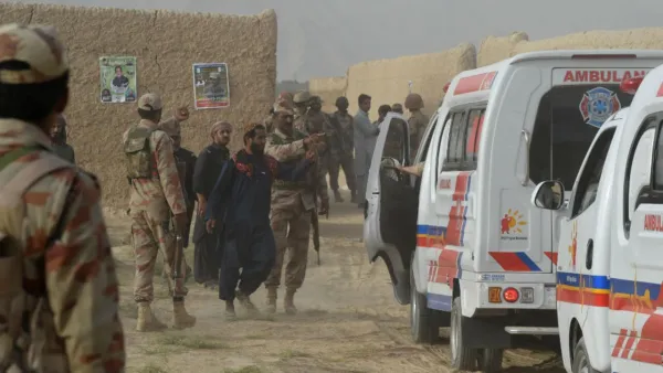 পাকিস্তানে আত্মঘাতী হামলায় ১৩ সেনা নিহত