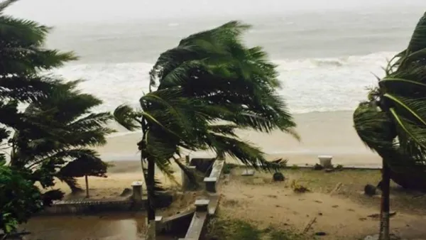 দুপুরের মধ্যে বৃষ্টির আভাস, নদীবন্দরে সতর্কতা