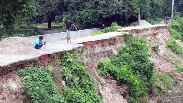 নির্মাণকাজ চলাকালেই ধসে পড়ল সড়ক