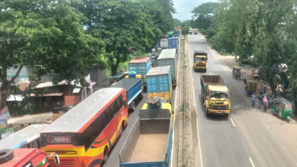 গজারিয়ায় মহাসড়কে ৫ কিলোমিটার দীর্ঘ যানজট