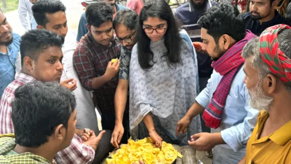 এনসিপি নেতাদের কাঁঠাল দিয়ে আপ্যায়ন কৃষকের 