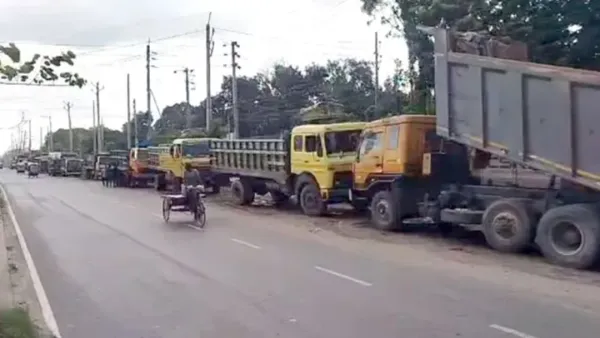সড়কের পাশে বাস ও ট্রাক পার্কিং-এর কারণে ঘটছে দুর্ঘটনা