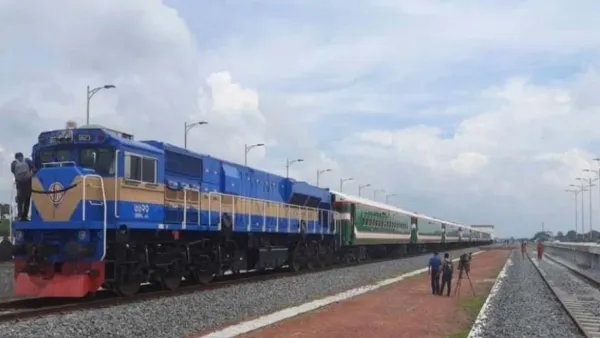 জাহানাবাদ এক্সপ্রেস ট্রেনের ধাক্কায় স্ত্রীর সামনেই মারা গেলেন স্বামী