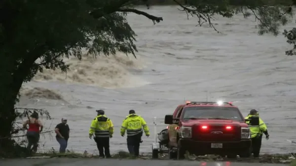টেক্সাসে আকস্মিক বন্যায় মৃতের সংখ্যা বেড়ে ৪৩