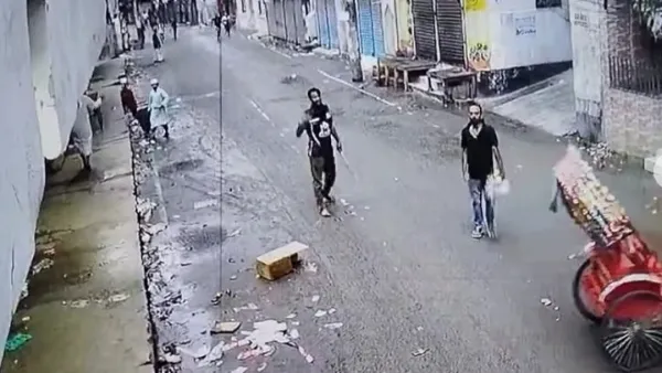 অস্ত্রধারীরা প্রকাশ্যে, খুঁজে পায় না পুলিশ