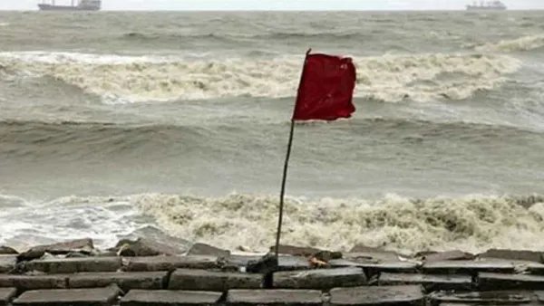 উপকূলে অতিভারী বৃষ্টিপাত অব্যাহত, বন্দরে সতর্ক সংকেত বহাল