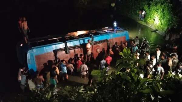 বিয়েবাড়ি থেকে ফেরার পথে বাস উল্টে পুকুরে, নিহত ৩