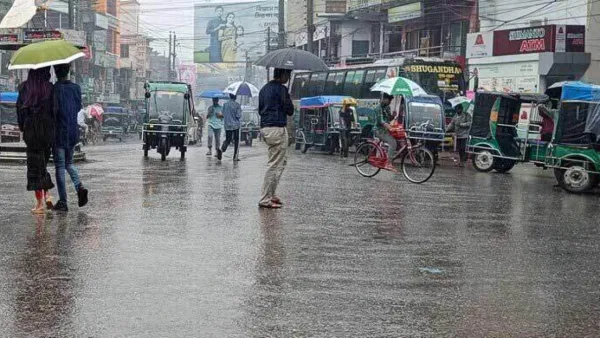 বজ্রসহ ভারী বর্ষণের আশঙ্কা, নদীবন্দরে সতর্কতা