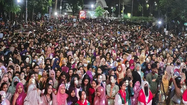 প্রতিবাদী ‘রাজাকার’ স্লোগানে রাজু ভাস্কর্যে নারী শিক্ষার্থীরা