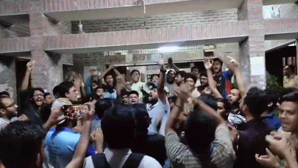 রাজাকার রাজাকার স্লোগানে জাবি শিক্ষার্থীদের প্রতীকী প্রতিবাদ