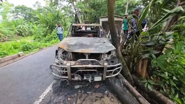 গোপালগঞ্জে পুলিশের গাড়িতে আগুন, আহত বেশ কয়েকজন