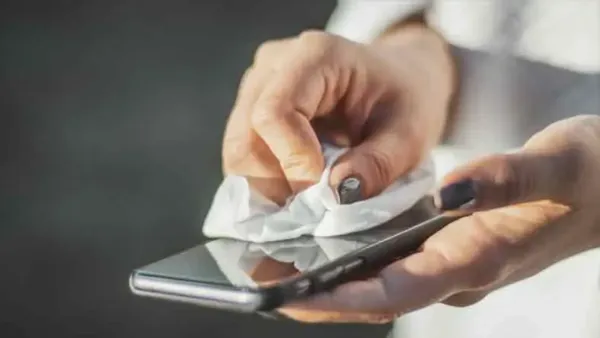 ভেজা হাতে ফোন ব্যবহারে কী ঝুঁকি, এড়াবেন কীভাবে?