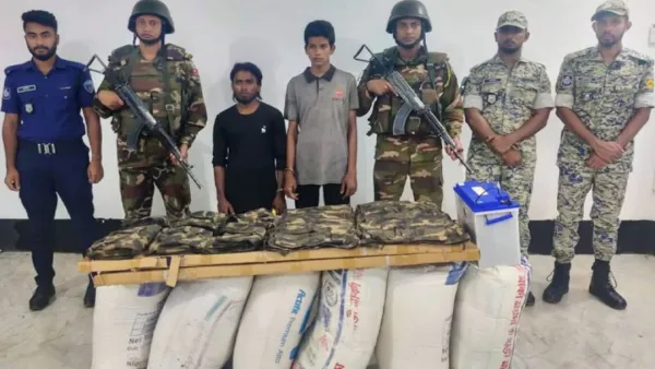 সামরিক ইউনিফর্মসহ ডাকাত নবীর ২ সদস্য আটক