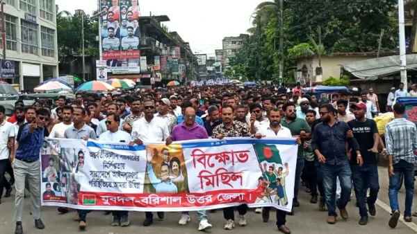 বিক্ষোভ মিছিলে নেতাকর্মীদের পেটালেন যুবদল নেতা