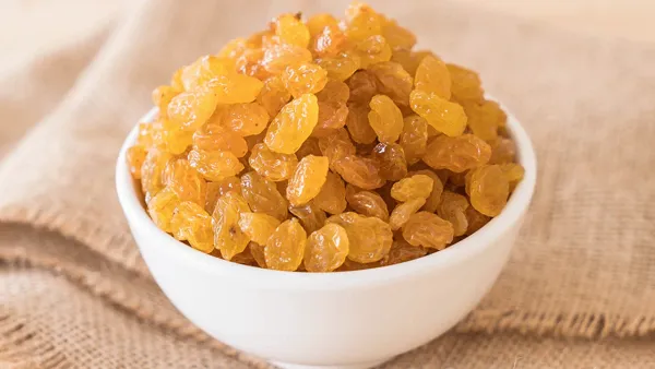 সকালে খালি পেটে কিশমিশ কেন খাবেন?