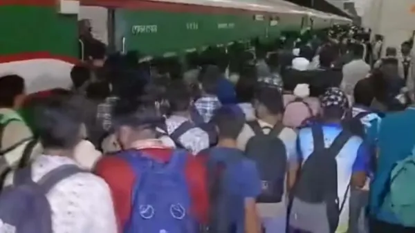 বিশেষ ট্রেনে ঢাকায় জামায়াতের নেতাকর্মীরা