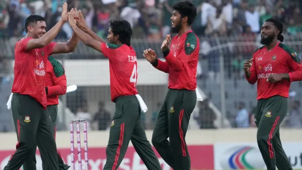 পাকিস্তানকে উড়িয়ে সিরিজে এগিয়ে গেল বাংলাদেশ