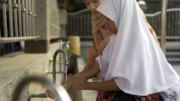 অজুর সময় মাথায় কাপড় দেওয়া কি আবশ্যক?