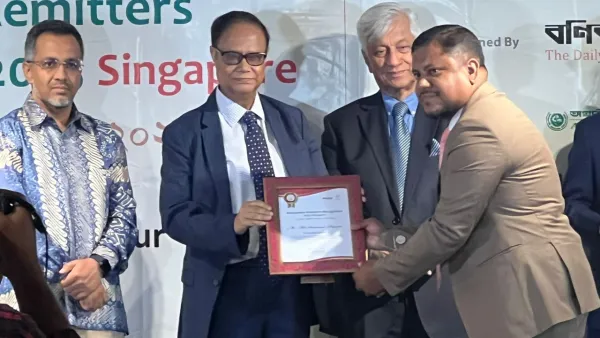 সিঙ্গাপুরে বাংলাদেশ রেমিট্যান্স সম্মাননা পেলেন সাখাওয়াত         