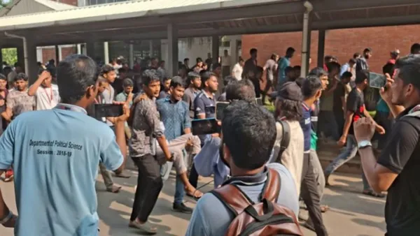 সচিবালয়ের সামনে শিক্ষার্থীদের ও আইনশৃঙ্খলা বাহিনীর পাল্টাপাল্টি ধাওয়া