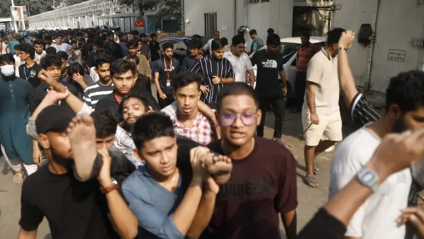 সচিবালয়ে আইনশৃঙ্খা বাহিনী-শিক্ষার্থীদের পাল্টাপাল্টি ধাওয়ায় আহত ৪০ জন ঢামেকে 