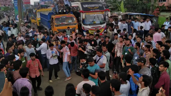 ঢাকা-বরিশাল মহাসড়ক ৪ ঘণ্টা অবরোধ করে রাখলেন শিক্ষার্থীরা
