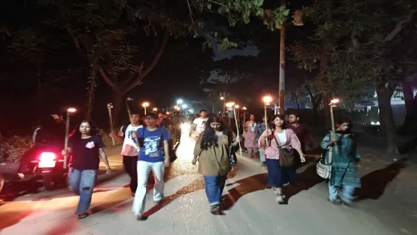 শিক্ষার্থীদের ৬ দফার সঙ্গে সংহতি জানিয়ে জাবিতে মশাল মিছিল