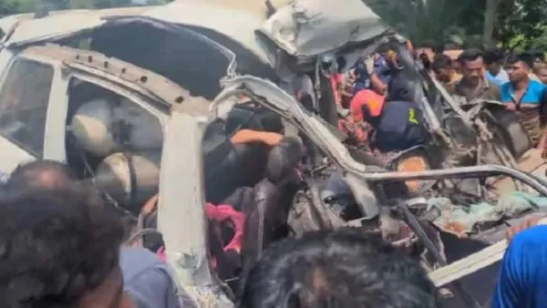 নাটোরে মাইক্রোবাস-ট্রাক সংঘর্ষে ঝরল ৬ প্রাণ