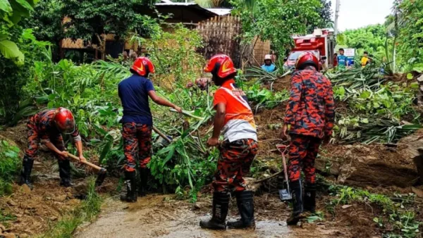 সাজেকে পাহাড় ধস, আটকা পড়েছেন ৪২৫ পর্যটক